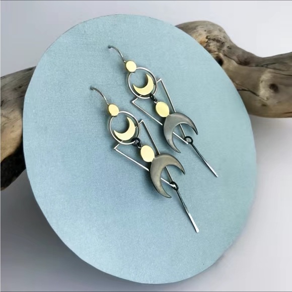 Crescent moon dangle earrings - Picture 4 of 5